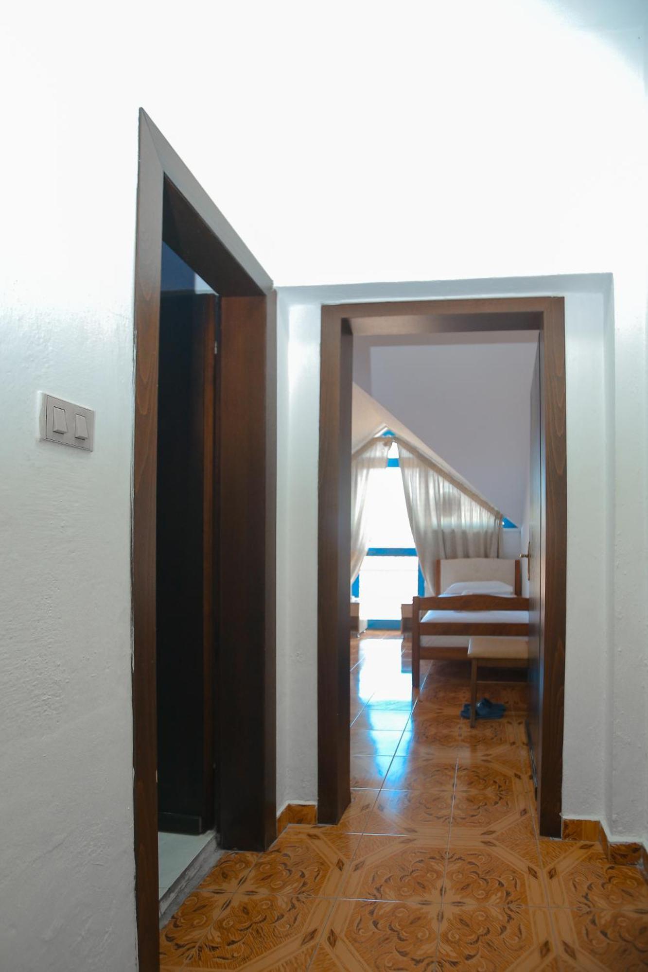 Hotel Ambasador Bahçallëk Zewnętrze zdjęcie